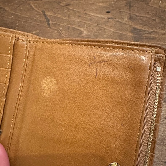 Michael Kors ⚜️ Camel Colored full sized wallet with gold accents - Picture 6 of 12